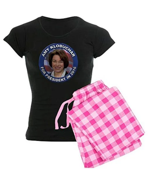 Pižama s podobo Amy Klobuchar kot kandidatko za predsednico ZDA leta 2020 naprodaj na Amazon.com. FOTO: Amazon.com