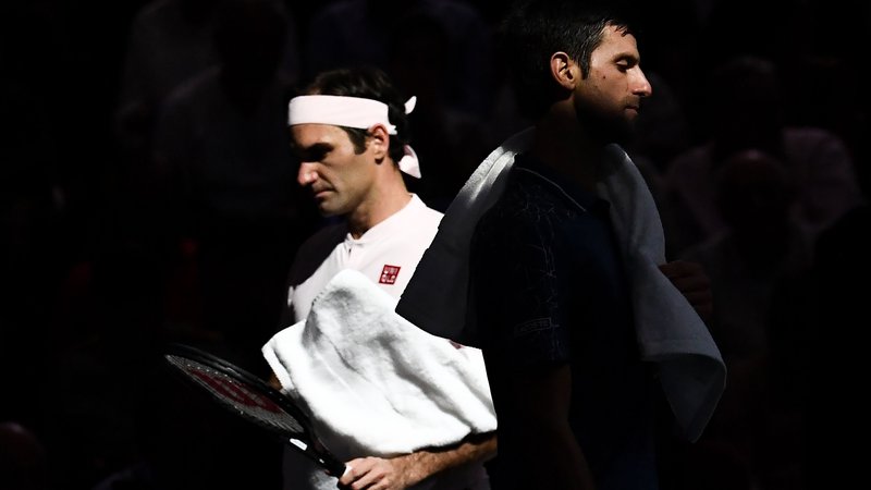 Fotografija: Novak Đoković in Roger Federer sta v soboto s pariškim polfinalom razvajala teniške navdušence, odigrala le eno igro manj od maksimalnega števila, Srb pa je bil na koncu boljši s 7:6, 5:7, 7:6. FOTO: AFP