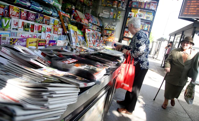 Branje časopisov in tudi revij danes pomeni podporo objektivnem novinarskem poročanju kot nujno potrebni protiuteži pluralizacije digitalnih vsebin. FOTO: Roman Šipić/Delo 