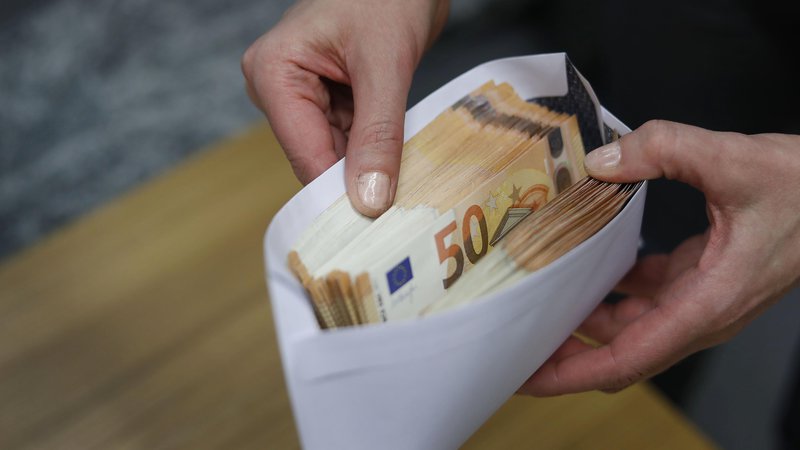 Fotografija: Plače v EU spet rastejo. FOTO Leon Vidic/Delo