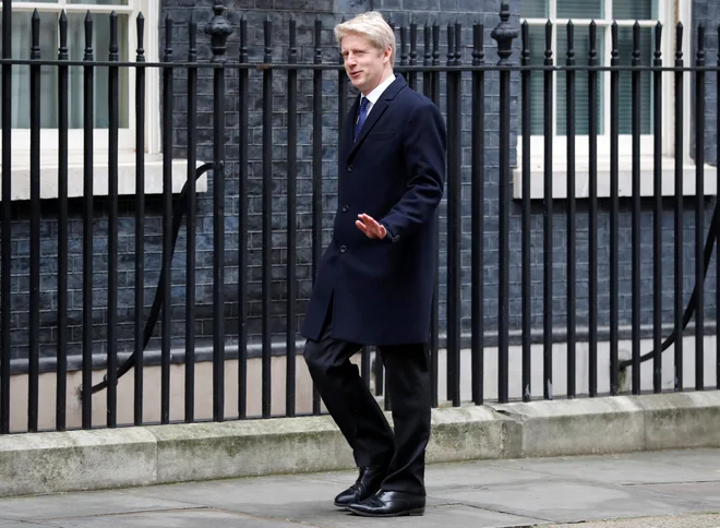 Jo Johnson na poti na Downing Street 10 v Londonu. FOTO: Peter Nicholls/Reuters