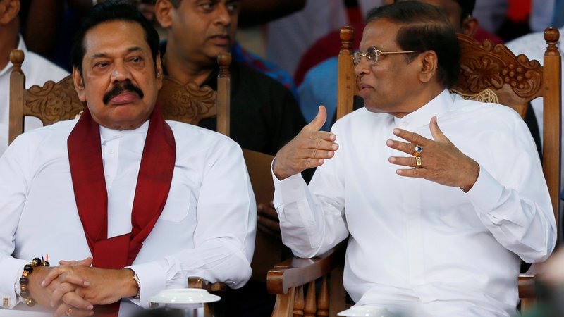 Fotografija: Novoizvoljeni predsednik vlade Mahinda Rajapaksa in predsednik države Maithripala Sirisena. FOTO: Dinuka Liyanawatte/Reuters