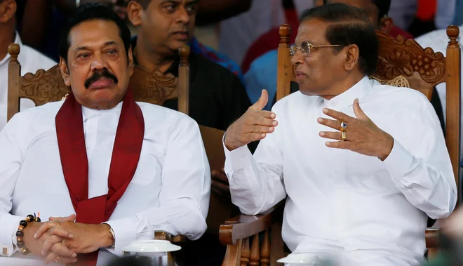 Novoizvoljeni predsednik vlade Mahinda Rajapaksa in predsednik države Maithripala Sirisena. FOTO: Dinuka Liyanawatte/Reuters