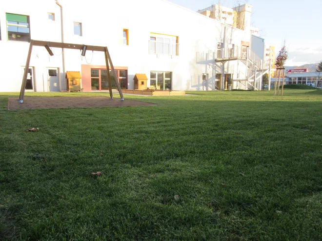 Vrtec na Hudinji po lanski zamenjavi zemlje na igrišču. FOTO Špela Kuralt