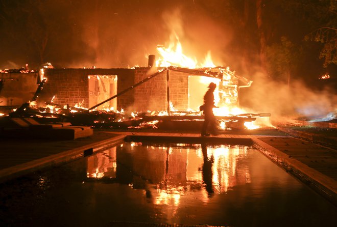 Požar v Malibuju. Oblasti so ukazale evakuacijo celotnega mesta s 13.000 prebivalci. FOTO: Ringo H.w. Chiu/AP