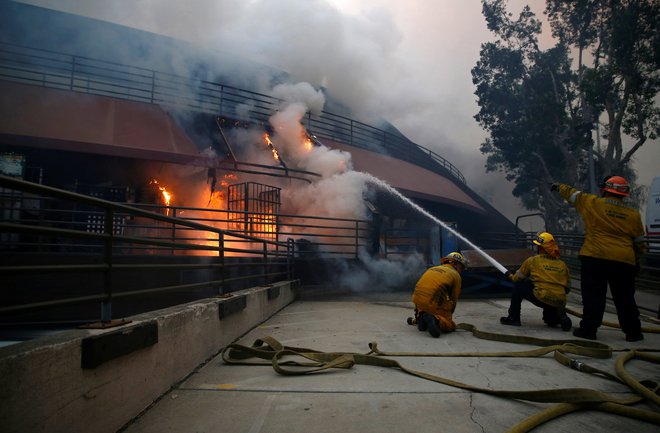 Na delu so številni gasilci. FOTO: Reuters