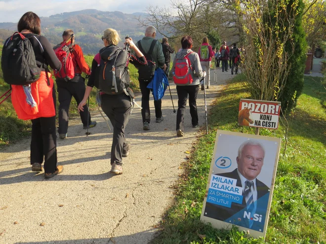 Plakati NSi so preplavili pohodniško pot. FOTO: Bojan Rajšek/Delo