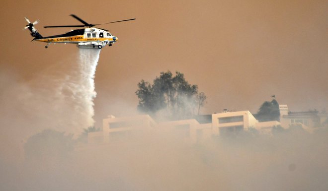 Na pomoč so priskočili tudi helikopterji. FOTO: Gene Blevins/Reuters