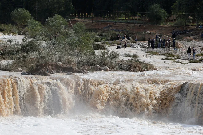 Ljudje še vedno iščejo preživele. FOTO: Muhammad Hamed/Reuters