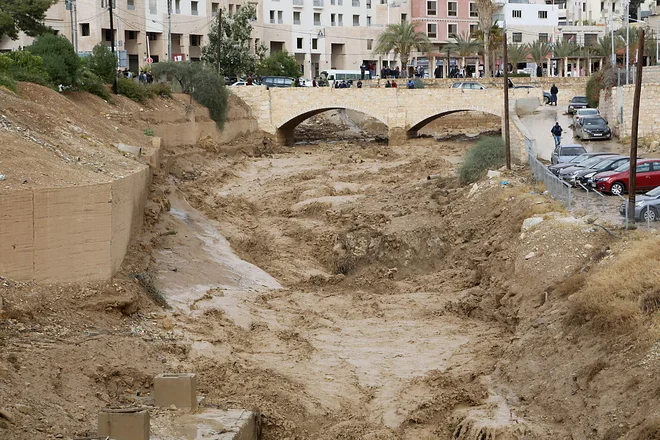 Visoka voda je odnašala vse pred seboj. FOTO: Afp