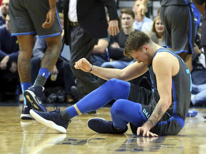 Luka Dončić je med tekmo prejel močan udarec v koleno, vendar pa naj pri tem ne bi staknil poškodbe. FOTO: AP