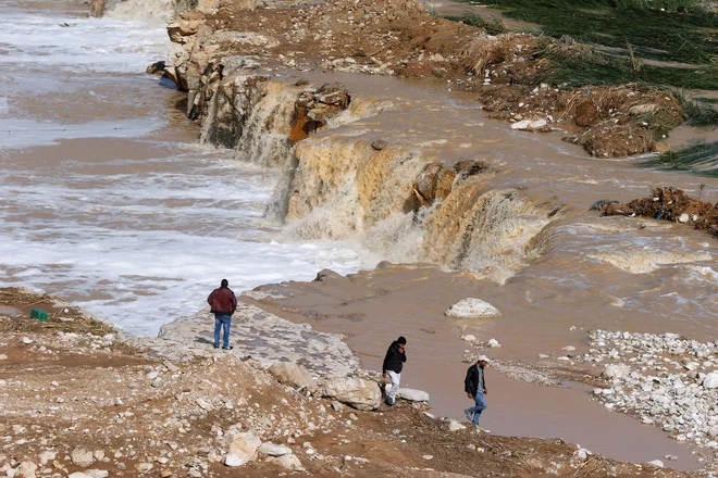 Visoka voda je odnašala vse pred seboj. FOTO: Muhammad Hamed/Reuters