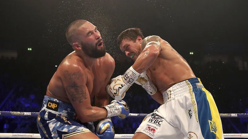 Fotografija: Ukrajinski boksarski as Oleksandr Usik (desno) je včeraj v osmi rundi prisilil k vdaji Britanca Tonyja Bellewa (levo). FOTO: AP