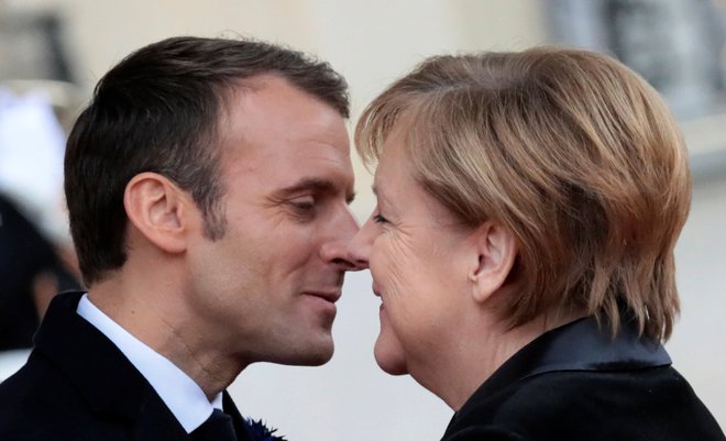Evropsko povedno sporočilo je, da je prvi pariški forum o miru odprla kanclerka Angela Merkel, ki jo je bilo sploh na vseh slovesnostih videti tesno ob Macronu. Foto: Reinhard Krause/Reuters