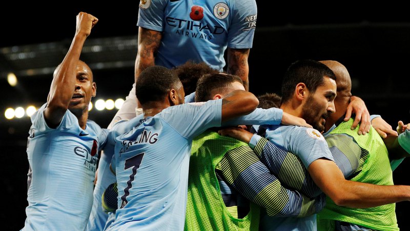 Fotografija: Veselje nogometašev Cityja, ki so manchester obarvali v modro. FOTO: Reuters