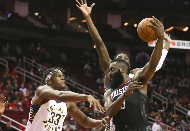 James Harden se je poigraval s tekmeci. FOTO: Thomas Shea/Reuters