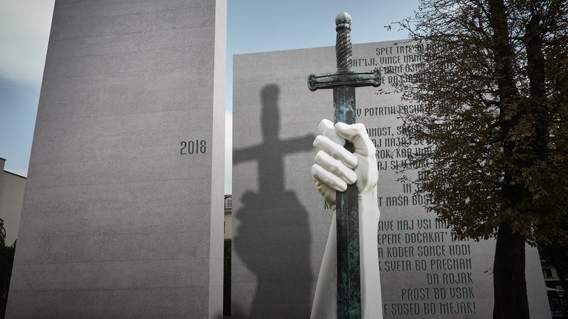 Fotografija: Fotomontaža spomenika žrtvam vseh vojn v Ljubljani s povečano repliko spomenika v Kamniku. FOTOMONTAŽA: Dragan Arrigler, oblikovanje Evita Lukež