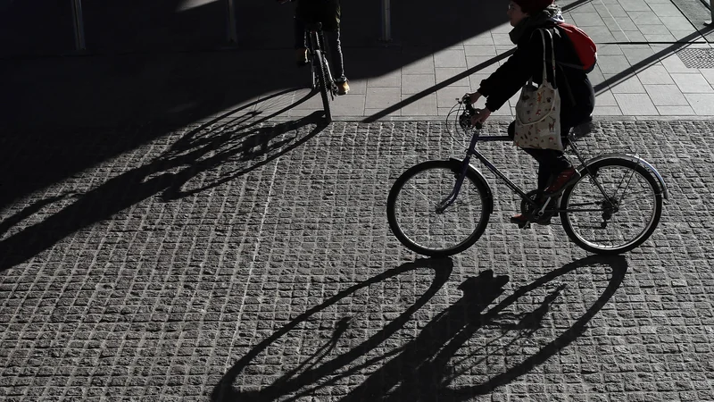 Fotografija: Dnevi so krajši, zato so luči še bolj pomembne. FOTO: Blaž Samec/Delo