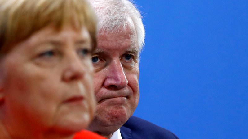 Fotografija: Bavarski politik Horst Seehofer, ki je delal preglavice kanclerki Angeli Merkel, je zdaj napovedal umik iz vodstva svoje konservativne unije. Foto Reuters