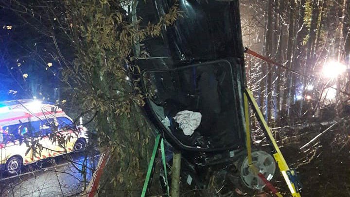 Fotografija: Voznik je bil ukleščen v avtomobilu. FOTO: PGD Dolnji Logatec