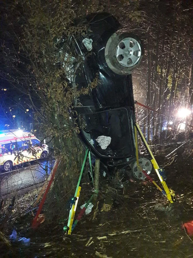 Voznik je bil ukleščen v avtomobilu. FOTO: PGD Dolnji Logatec