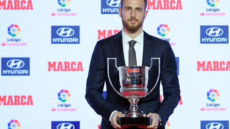 Jan Oblak se je priznanja razveselil že tretjič zapovrstjo. FOTO: Lluis Gene/AFP