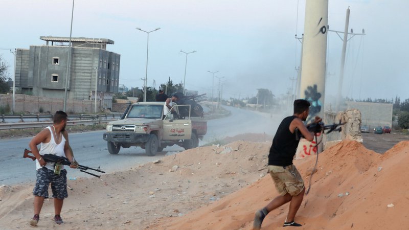 Fotografija: V Tripoliju so poleti izbruhnili spopadi znotraj »zavezniških« milic in enot mednarodno priznane vlade. Foto Reuters