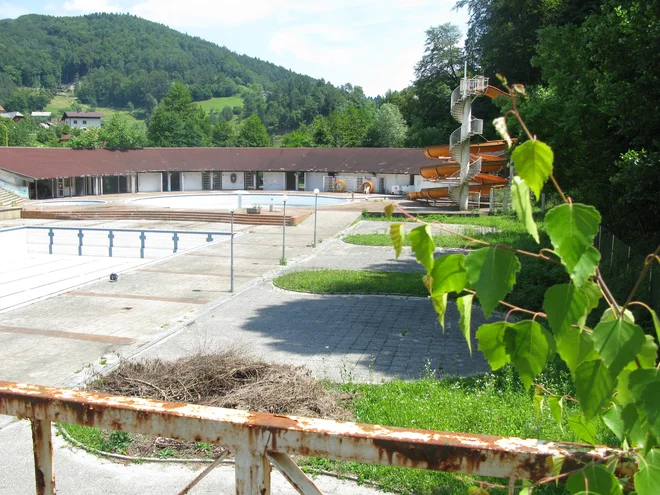 Letni bazen in tobogan samevata in ju bo moral novi lastnik odstraniti. Foto Polona Malovrh
