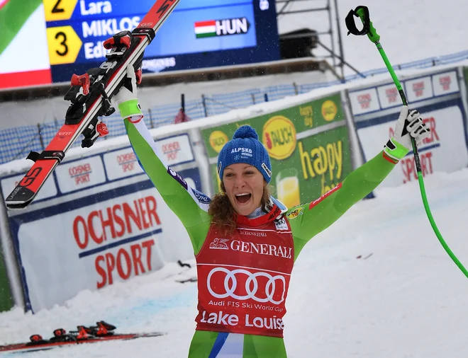 Lake Louise, kjer imajo letos težave s snegom, je v čudovitem spominu ohranila slovenska smučarka Ilka Štuhec.Takole se je dveh zmag na smukaških tekmah na tem kanadskem prizorišču veselila pred dvema sezonama. FOTO: Mark Ralston/AFP