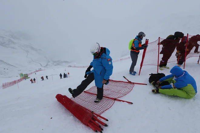 Veliko izzivov je narava nasula že prirediteljem uvodne tekme sezone v&nbsp;Söldnu. Naslednje porizorišče v Leviju je zeleno luč za tekmi dobilo, kanadski Lake Louise pa nanjo še čaka. FOTO: Tomi Lombar/Delo