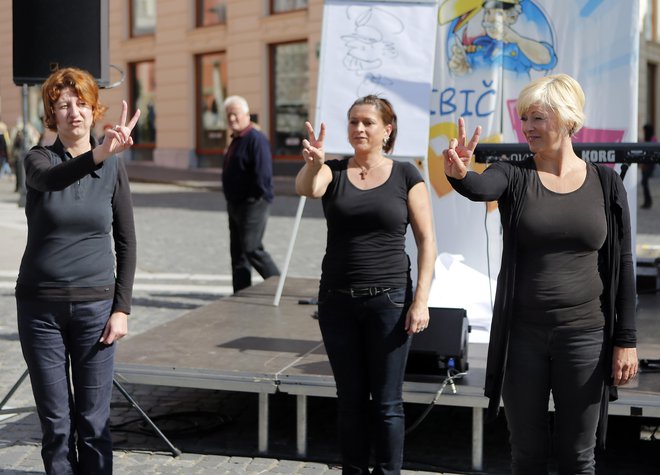 Zveza društev gluhih in naglušnih Slovenije je z gluhimi kulturniki prikazala kulturni program v slovenskem znakovnem jeziku. Foto Aleš Černivec