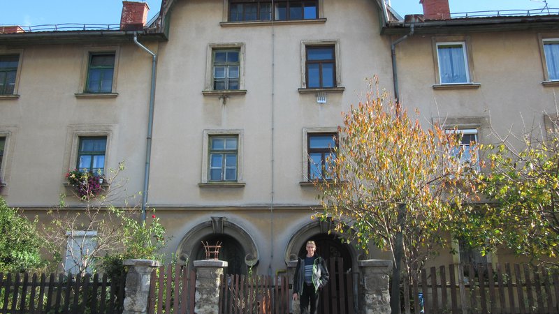 Fotografija: Štefan Plavčak pred hišo v Delavski ulici, ki je tik ob Emo Orodjarni. Čeprav iz proizvodnje prihaja hrup, ga nikakor ne morejo izmeriti. FOTO: Špela Kuralt/Delo