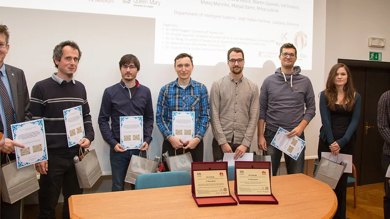 Fotografija: Zmagovalno ekipo je vodil prof. dr. Matjaž Gams, vodja Odseka za inteligentne sisteme (čisto levo), ob njem stoji vodja drugouvrščene ekipe dr. Mitja Luštrek, vodja skupine za ambientalno inteligenco. V ekipah so sodelovali še (z leve) Vito Janko, Jani Bizjak, Gašper Slapničar, Miha Mlakar, Nina Reščič in Nejc Mlakar ter Martin Gjoreski, Matej Marinko in Vid Drobnič, ki jih na fotografiji ni. Foto Marjan Verč