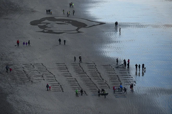 Portret medicinske sestre cesarske vojske Rachel Ferguson, ki je umrla junija leta 1918 med prvo svetovno vojno, na plaži Downhill v severnoirskem mestu Coleraine. Foto Clodagh Kilcoyne Reuters