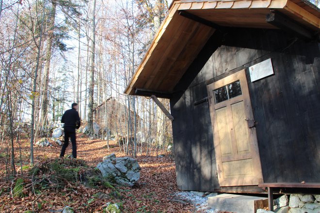 Stražarnica je prva baraka v Bazi 20, ki so jo v podjetju Slovenski državni gozdovi po letih propadanja letos obnovili. Foto Simona Fajfar