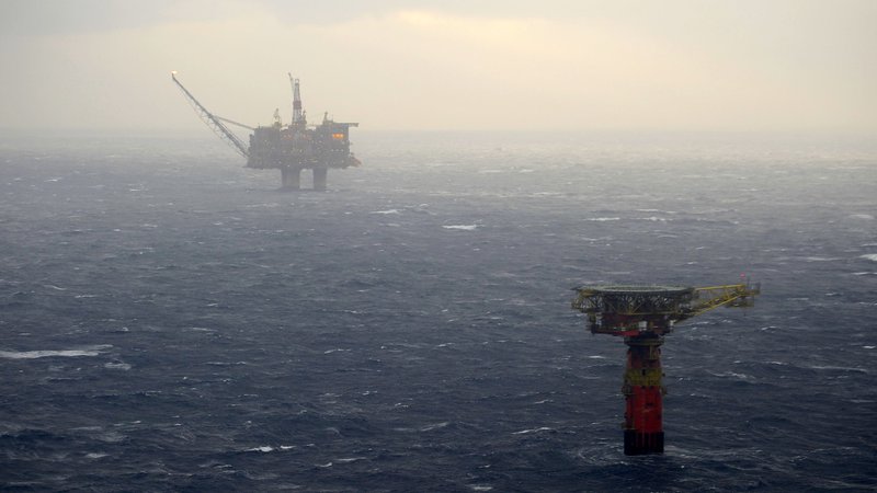 Fotografija: Naftne ploščadi na Norveškem, ki polnijo največji demografski sklad na svetu. FOTO: Reuters