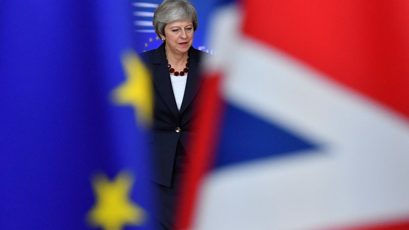 Fotografija: Britansko premierko Thereso May čaka naporno prepričevanje njenih ministrov o dogovoru, ki so ga na tehnični ravni uspeli doseči evropski in britanski pogajalci. FOTO: EMMANUEL DUNAND / AFP