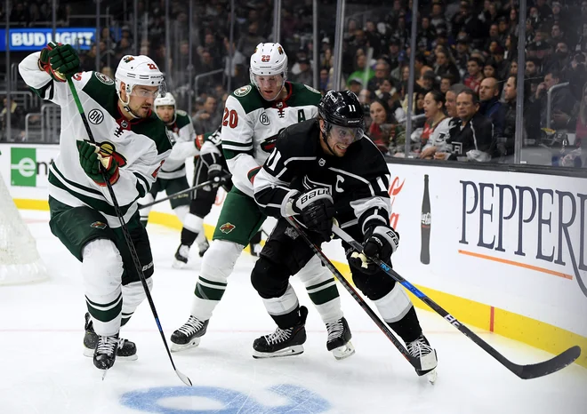 Anže Kopitar in soigralci so ponovno sklonili glave. FOTO: Harry How/AFP