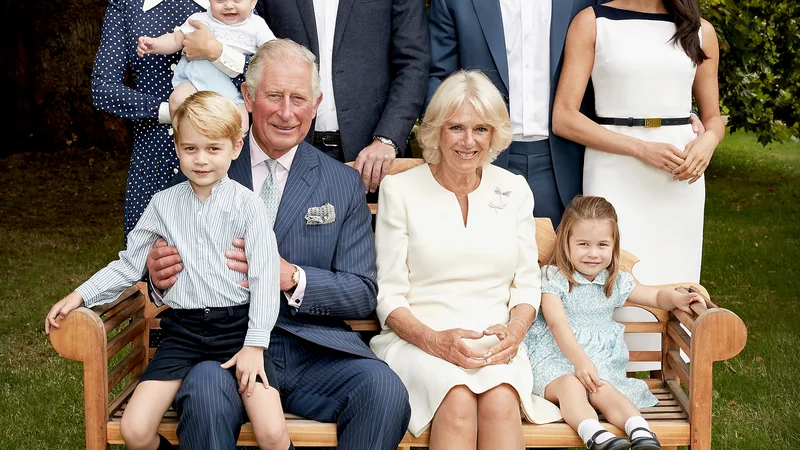 Fotografija: Britanska kraljeva hiša je ob jubileju princa Charlesa objavila družinsko fotografijo, na kateri so: Charles in njegova Camilla, princ Willliam s Catherine in otroci, prinčkom Georgejem, princesko Charlotte in malim Louisom, princ Harry in nosečo Meghan. FOTO: Reuters