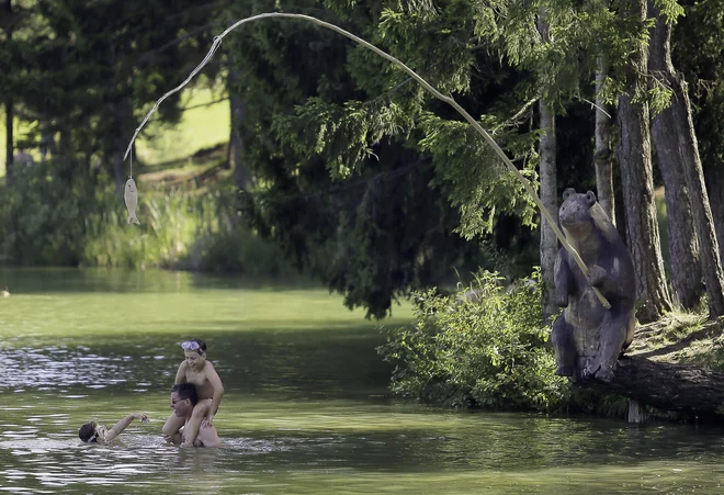 »Čudoviti leseni medvedi, gugalnice, mostovži, igrala ... in odlična kulinarika,« je Bloško jezero opisal eden od predlagateljev izleta. FOTO: Jože Suhadolnik/Delo