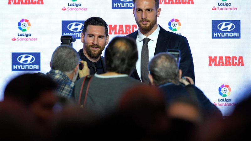 Fotografija: Jan Oblak (levo Leo Messi) je skop v komentiranju svoje prihodnosti. FOTO: Lluis Gene/AFP
