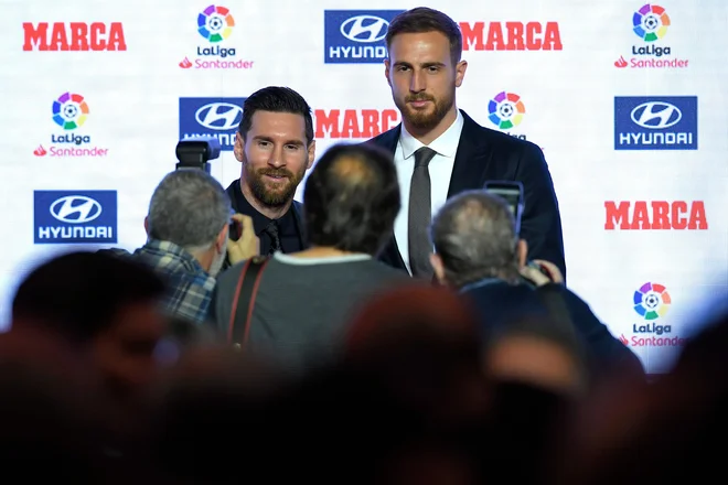 Jan Oblak (levo Leo Messi) je skop v komentiranju svoje prihodnosti. FOTO: Lluis Gene/AFP