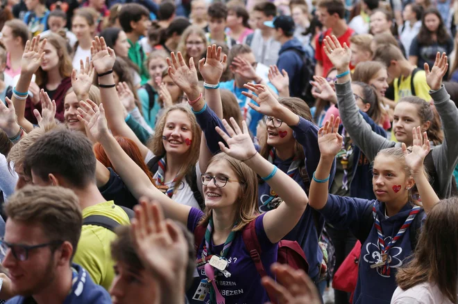 Smisel življenja je po mnenju nekaterih gimnazijcev tudi to, da iz življenja potegneš največ. FOTO: Leon Vidic