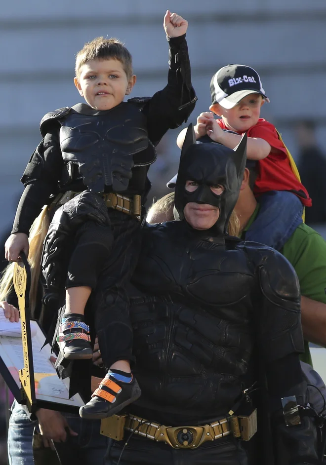 Batkid je dezaktiviral bombo in preprečil rop banke. FOTO: Robert Galbraith/Reuters