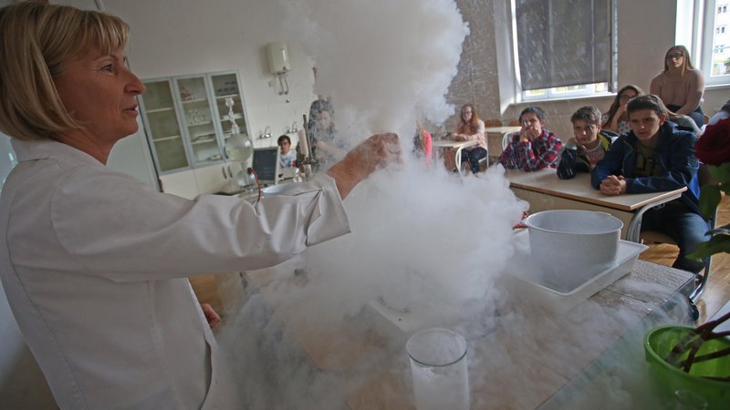Fotografija: Kemijski poskusi so otrokom vedno najbolj zanimivi. FOTO: Tadej Regent/Delo