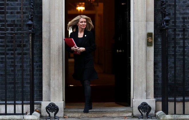 Odstop Esther McVey še dodatno otežuje položaj britanske premierke. FOTO: REUTERS/Simon Dawson