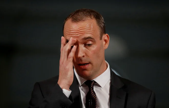 Britanski minister za brexit Dominic Raab je sporočil, da ne more podpreti dogovora, sklenjenega z EU. FOTO: REUTERS/Peter Nicholls