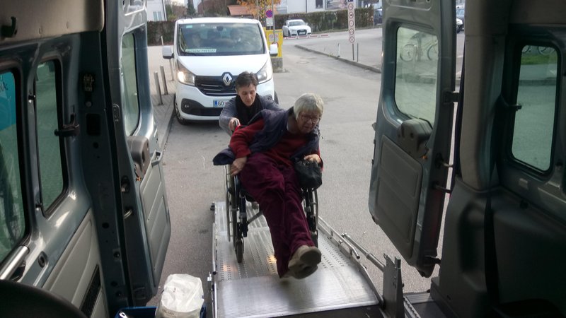 Fotografija: To je edina možnost za mnoge člane, da gredo k zdravniku. FOTO: Društvo paraplegikov ljubljanske pokrajine