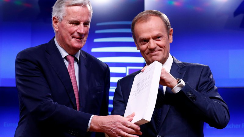 Fotografija: Glavni bruseljski pogajalec Michel Barnier in predsednik evropskega sveta Donald Tusk se zavedata, da se lahko še kaj zaplete. FOTO: REUTERS/Francois Lenoir