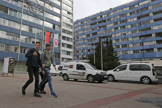 Ne samo podzemlje, tudi ploščad pred Plavo laguno buri duhove FOTO: Tomi Lombar/Delo
